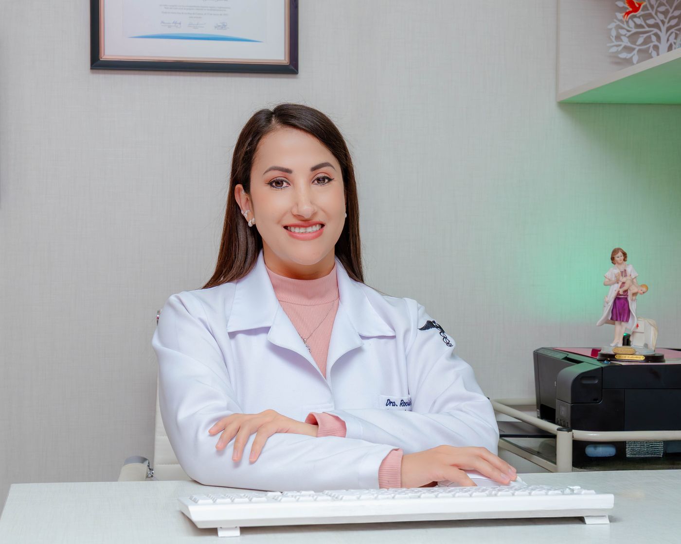 La Dra. Rocío Quisiguiña sonriendo en el escritorio de su consultorio.