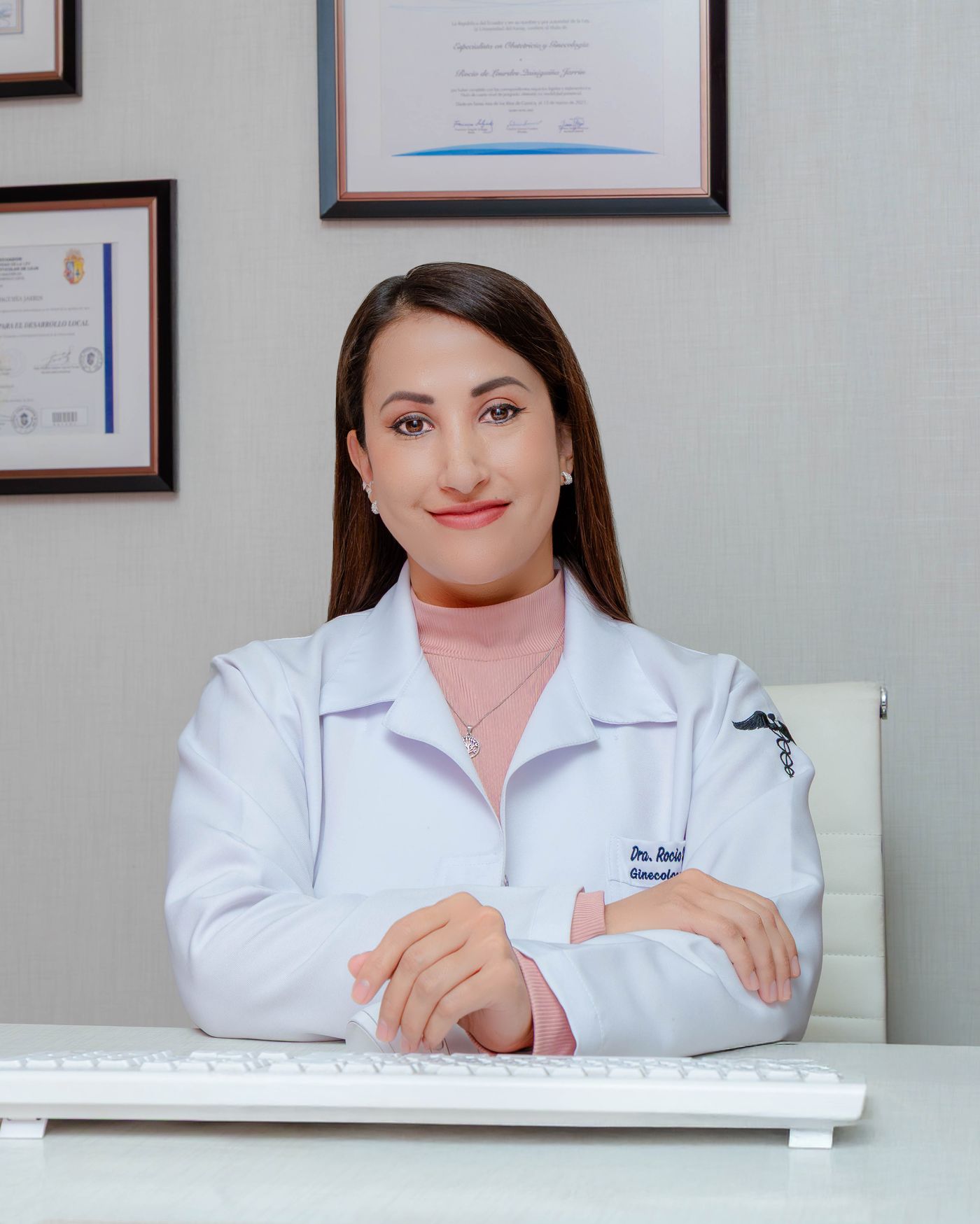 La Dra. Rocío Quisiguiña en su consultorio, junto a sus títulos profesionales.